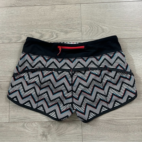 Lululemon SEAWHEEZE 2014 3D Chevron Speed Shorts - Picture 2 of 9